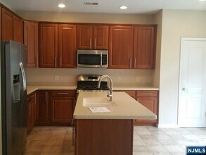 12 Thistle Dr in Paramus, NJ - Building Photo - Building Photo