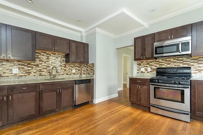 14 Otis St, Unit 1 in Somerville, MA - Foto de edificio - Building Photo