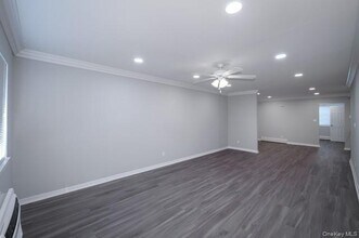 21 Brentwood Rd in Bay Shore, NY - Building Photo - Building Photo