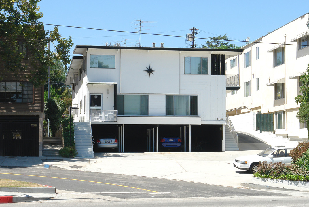 4135 Laurel Canyon Blvd in Studio City, CA - Foto de edificio