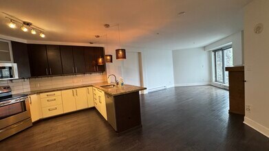 2745 Veterans Memorial Pky in Victoria, BC - Building Photo - Building Photo