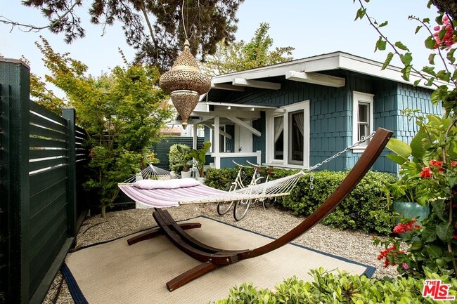 402 Brooks Ave in Venice, CA - Building Photo - Building Photo