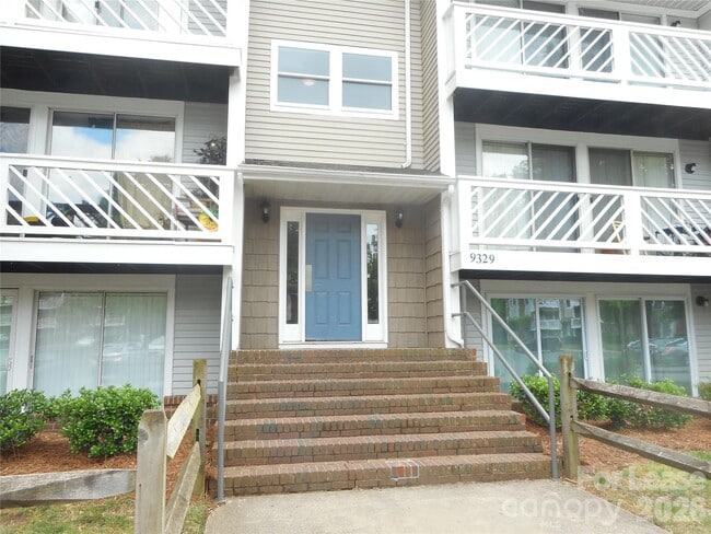 9329 Old Concord Rd in Charlotte, NC - Foto de edificio - Building Photo