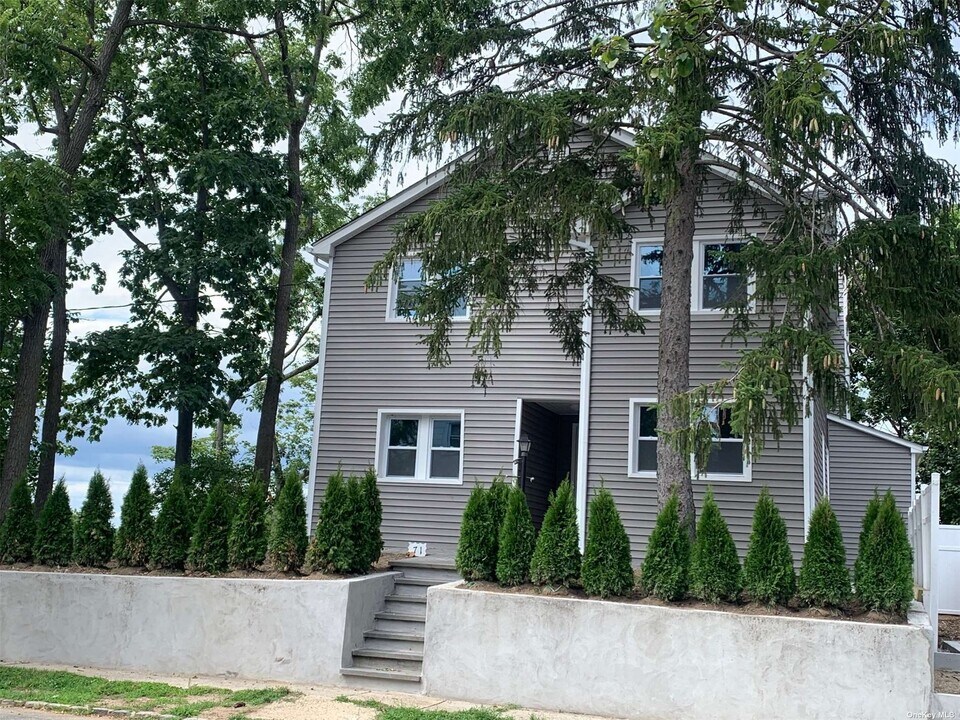 71 Lannon Pl, Unit A in Port Washington, NY - Building Photo