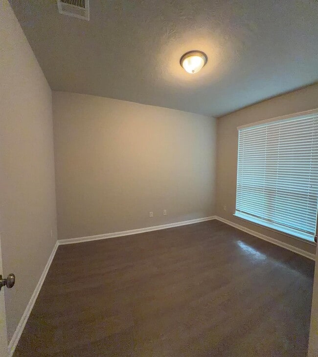 1841 Basin Trl in Brenham, TX - Foto de edificio - Building Photo