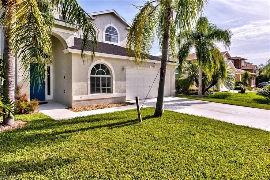 11533 Woodmount Ln in Estero, FL - Building Photo