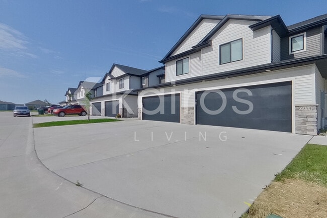 6940 Holly Ct in Johnston, IA - Building Photo - Building Photo