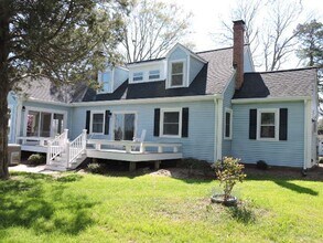 8106 Terrapin Cove Rd in Gloucester Point, VA - Building Photo - Building Photo