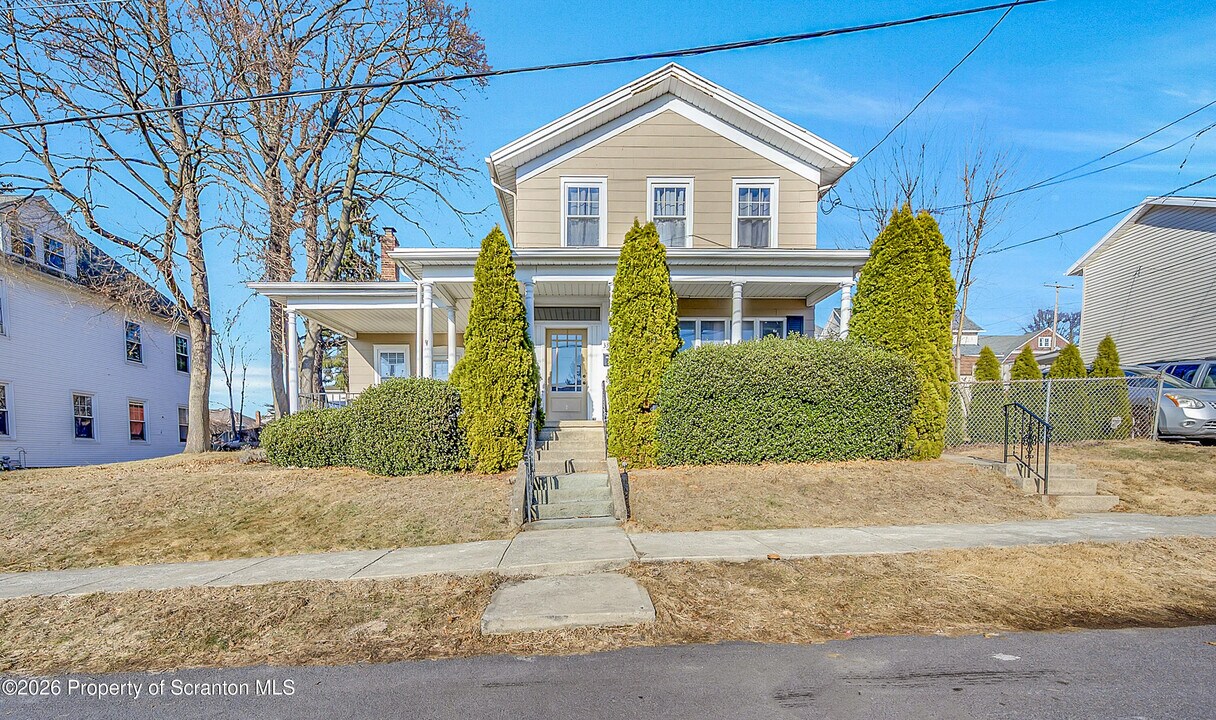 331 Cherry St in Dunmore, PA - Building Photo