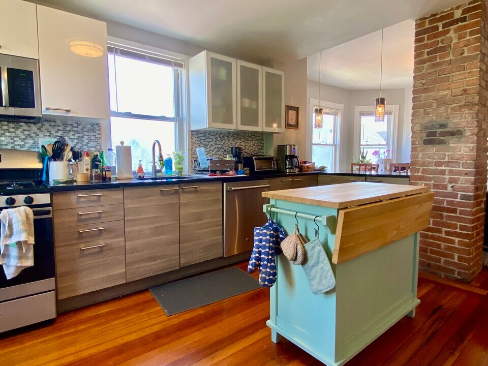 8 Eulita Ter, Unit 3 in Boston, MA - Building Photo