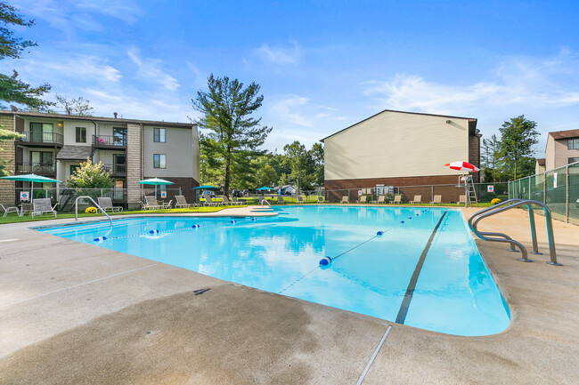 Country Club Apartments in Huntington, WV - Foto de edificio - Building Photo