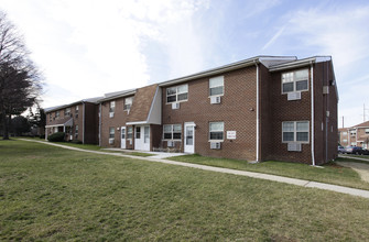 Carleton Court Apartments in Newark, DE - Building Photo - Building Photo