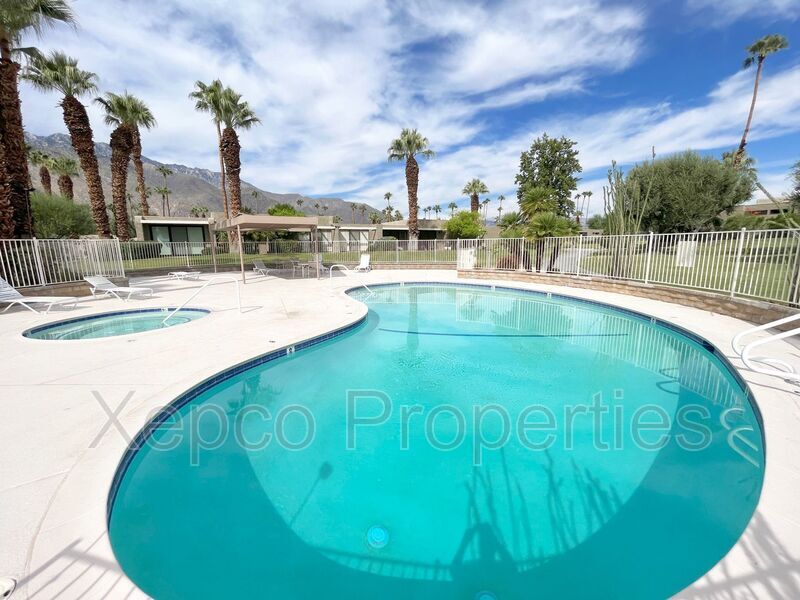 1872 Tamarisk Rd in Palm Springs, CA - Foto de edificio