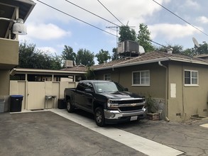 147 N Beachwood Dr in Burbank, CA - Building Photo - Building Photo