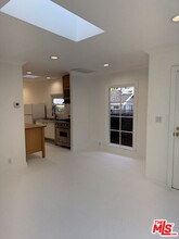 8715 Sherwood Dr in West Hollywood, CA - Building Photo - Building Photo