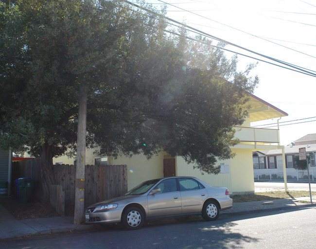 2100 Pine Ave in San Pablo, CA - Foto de edificio - Building Photo