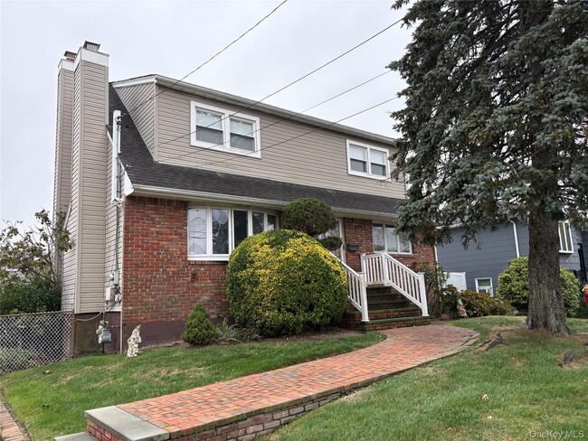 3610 Ionia St in Seaford, NY - Building Photo - Building Photo