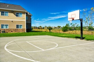 Falls Park Apartments in Sioux Falls, SD - Building Photo - Building Photo