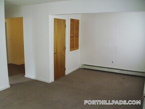 44 Vale St, Unit 2 in Boston, MA - Foto de edificio - Building Photo