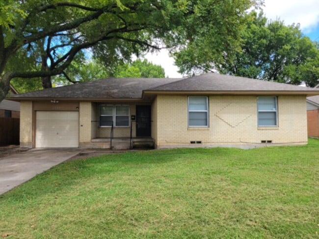 property at 2803 Lockhart Ave