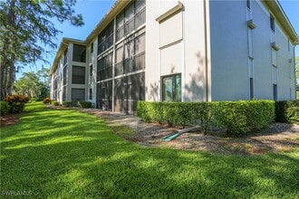 5733 Deauville Cir in Naples, FL - Foto de edificio - Building Photo