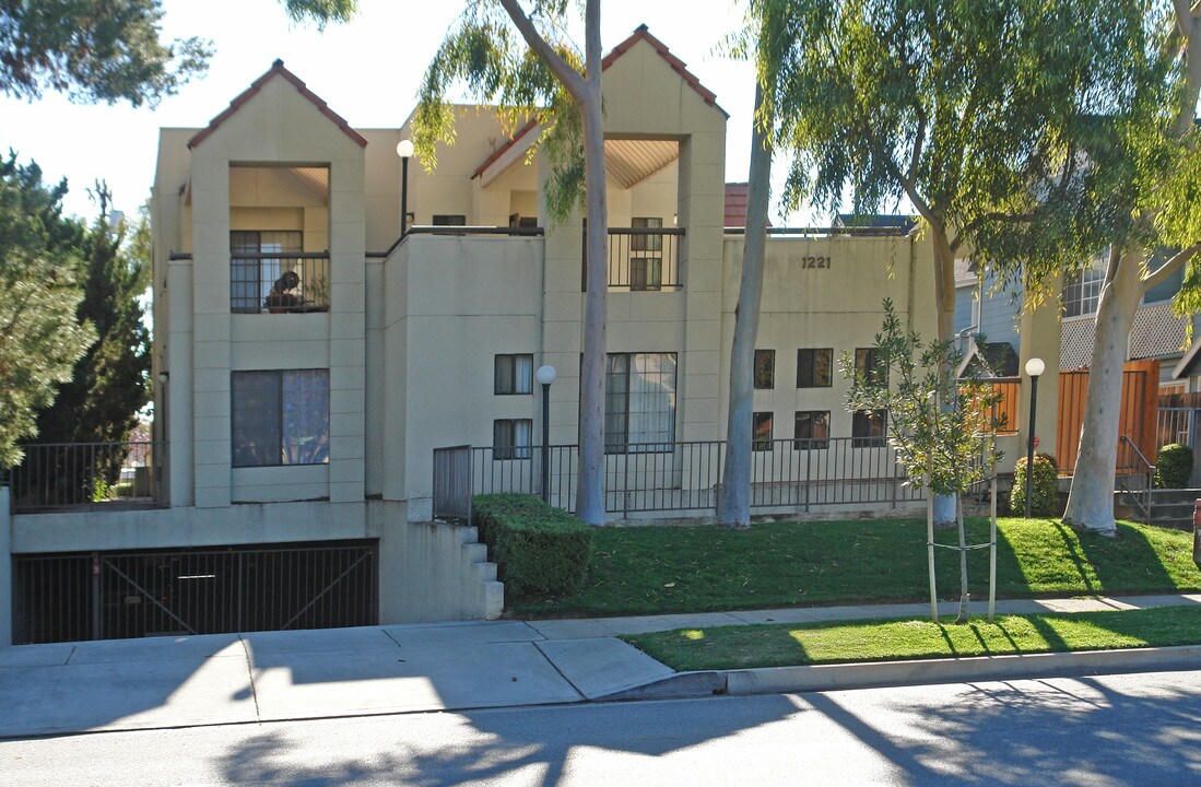 1221 Huntington Dr in South Pasadena, CA - Foto de edificio