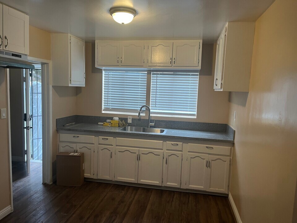 1423 W 106th St in Los Angeles, CA - Building Photo