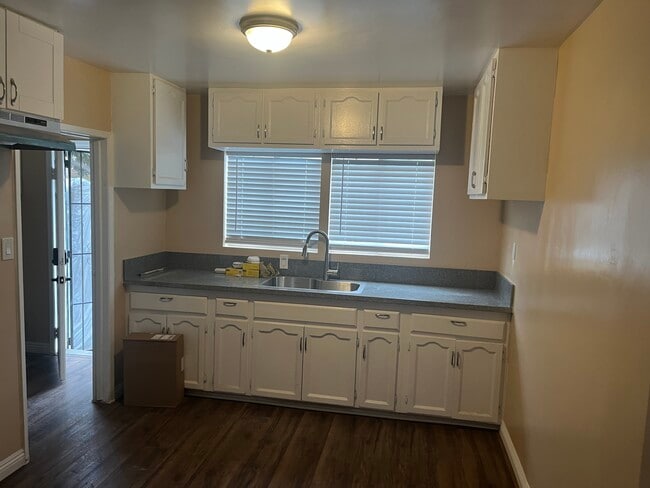 property at 1423 W 106th St