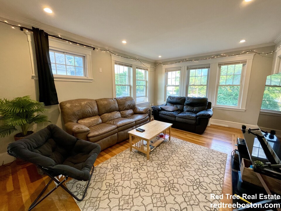 896 Fellsway, Unit 2 in Medford, MA - Foto de edificio