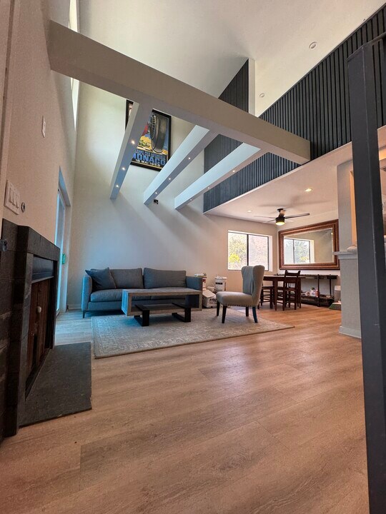 2650 Lake Ave, Unit Pineridge Condo in Altadena, CA - Foto de edificio