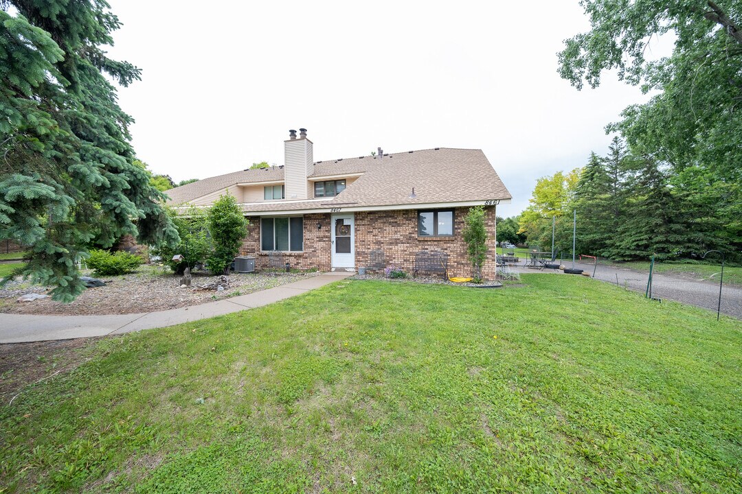 8467 144th St W in St. Paul, MN - Foto de edificio