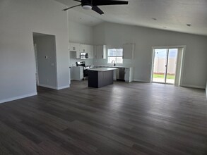 8247 E Bright Angel Dr in Nampa, ID - Building Photo - Building Photo