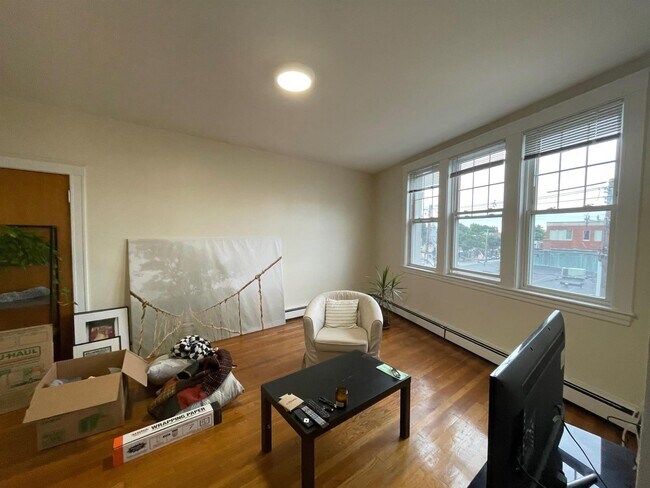 206 Massachusetts Ave in Arlington, MA - Foto de edificio - Building Photo