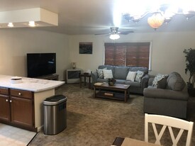 657 Maine Ave, Unit 3 in Farmingdale, ME - Building Photo