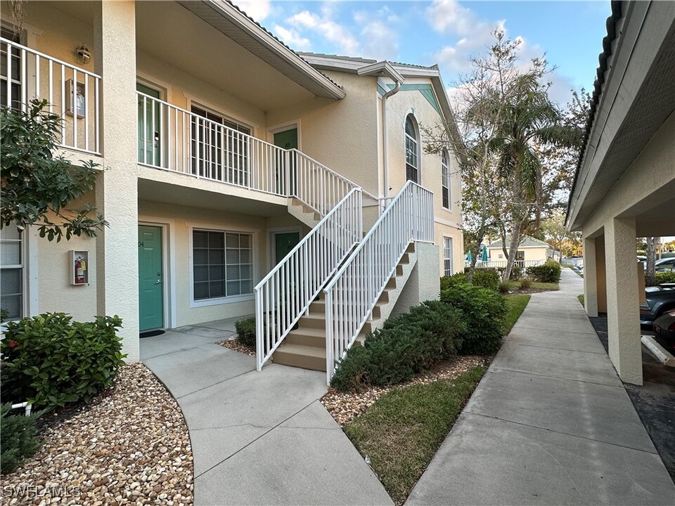 4965 Sandra Bay Dr-Unit -6-205 in Naples, FL - Foto de edificio