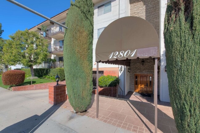 12801 Moorpark St, Unit 204 in Studio City, CA - Building Photo - Building Photo