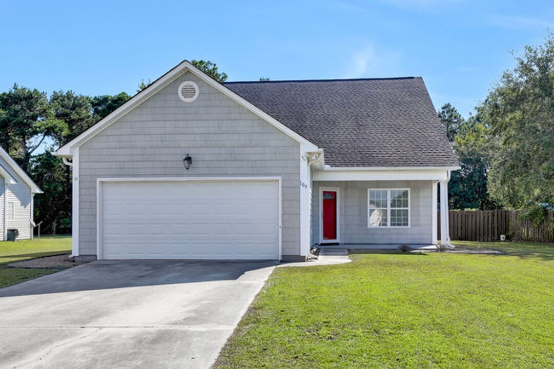 109 Penquin Pl in Hampstead, NC - Building Photo