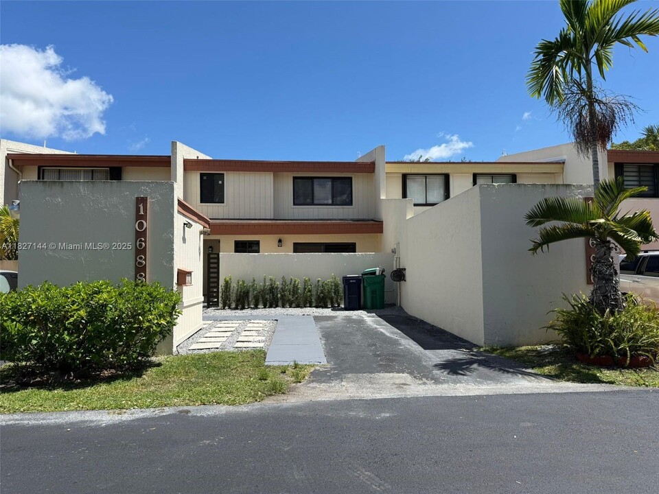 10688 SW 76th Terrace in Miami, FL - Building Photo