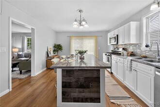 122 Frederick Dr in Liverpool, NY - Building Photo - Building Photo