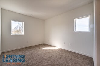 11406 Chandler Blvd in Los Angeles, CA - Building Photo - Building Photo