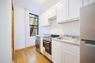 462 9th Ave in New York, NY - Building Photo - Building Photo