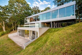 24 Stearns Point Rd in Shelter Island Heights, NY - Foto de edificio - Building Photo