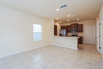 86728 Mainline Rd in Yulee, FL - Foto de edificio - Building Photo