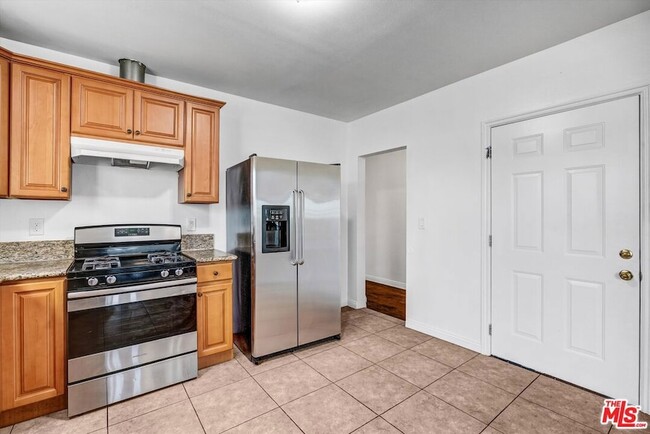 5319 1/2 Normandie Ave, Unit 325 in Los Angeles, CA - Building Photo - Building Photo