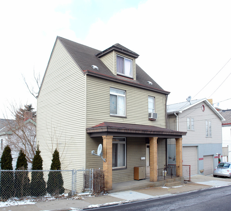 121 Stamm Ave in Mount Oliver, PA - Building Photo