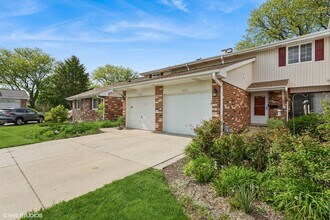1771 Warwick Ct in Wheaton, IL - Building Photo - Building Photo