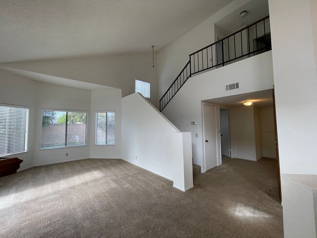 1128 Marigold Way in Lompoc, CA - Foto de edificio - Building Photo