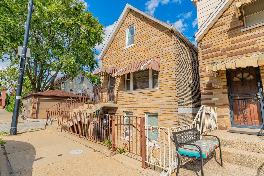 2513 S Claremont Ave in Chicago, IL - Foto de edificio