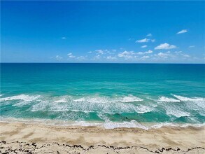 8750 S Ocean Dr in Jensen Beach, FL - Foto de edificio - Building Photo
