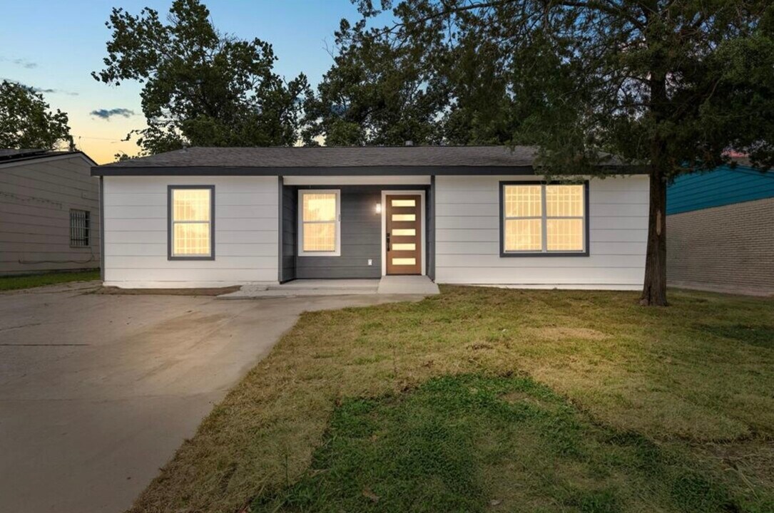 3906 Simsbrook Dr in Houston, TX - Building Photo